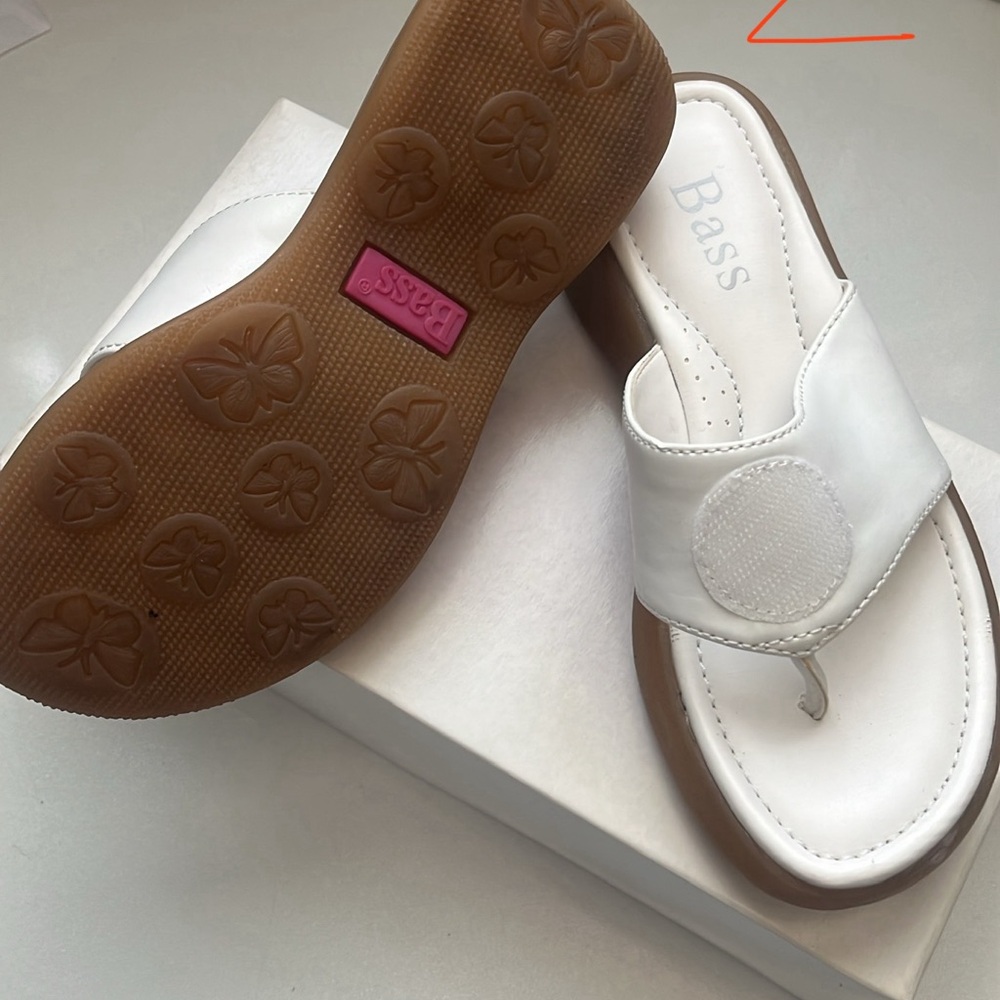 Bass White and Brown Thong Sandals with Minimalist Design